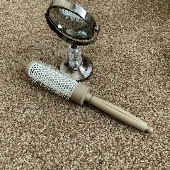 New Aveda Round brush and small mag mirror! Sz 1 inch round